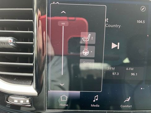 Used 2023 Chrysler Pacifica Touring-L image 16