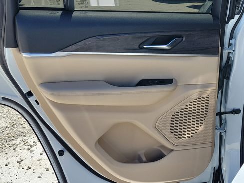 Used 2025 Jeep Grand Cherokee Limited image 13