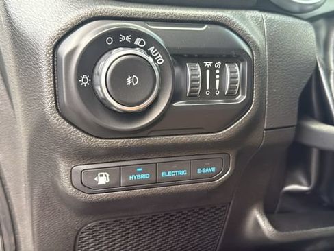 Used 2022 Jeep Wrangler Unlimited Sahara w/ Cold Weather Group AWD/4WD image 12
