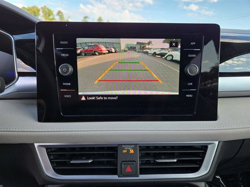 New 2025 Volkswagen Taos SE image 22