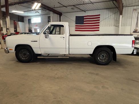 Used 1993 Dodge D/W Truck 250 RWD image 3