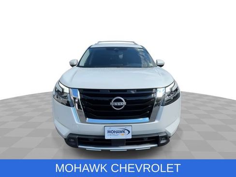 Used 2024 Nissan Pathfinder SL AWD/4WD image 3