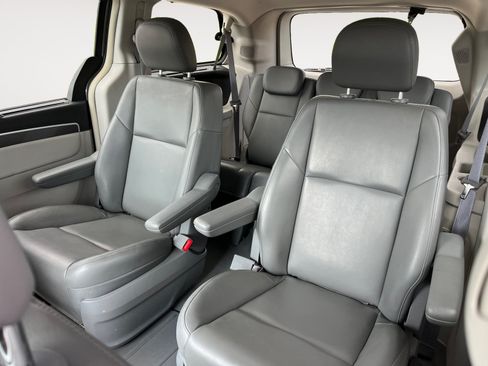 Used 2010 Volkswagen Routan SE FWD image 13