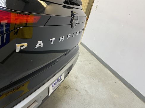 Used 2024 Nissan Pathfinder SL image 17