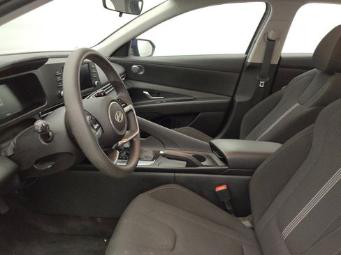 Used 2025 Hyundai Elantra SE FWD image 17