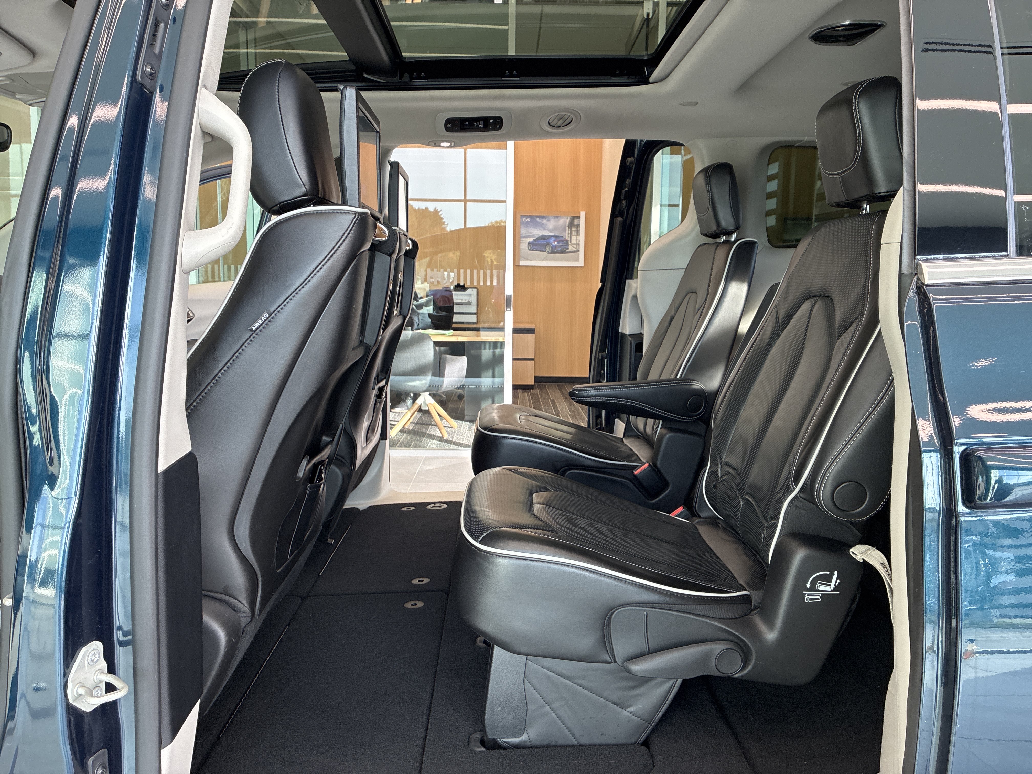 Certified 2023 Chrysler Pacifica Limited w/ Uconnect Theater Family Group AWD/4WD image 14