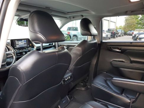 Used 2022 Toyota Highlander XLE AWD/4WD image 9