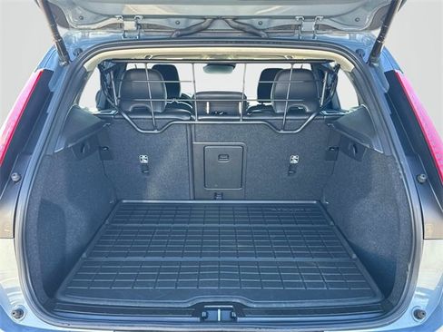 Used 2021 Volvo XC40 T4 Momentum w/ Premium Package image 17