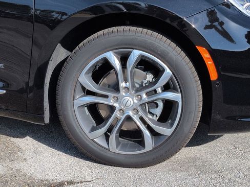 New 2026 Chrysler Pacifica Pinnacle image 11