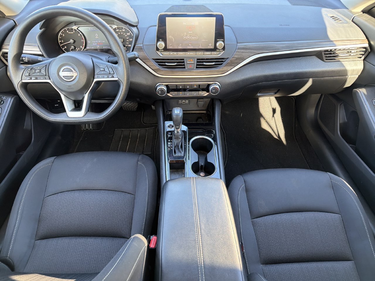 Used 2024 Nissan Altima 2.5 SV FWD image 2