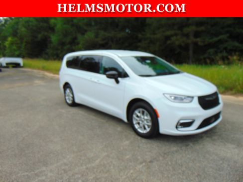 Used 2024 Chrysler Pacifica Touring-L image 11