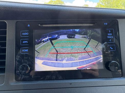 Used 2015 Toyota Sienna XLE FWD image 19