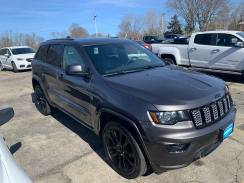 Used 2018 Jeep Grand Cherokee Altitude image 4