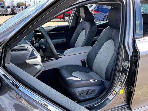 Used 2018 Toyota Camry XLE image 6