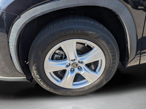 Used 2021 Toyota Highlander LE image 38