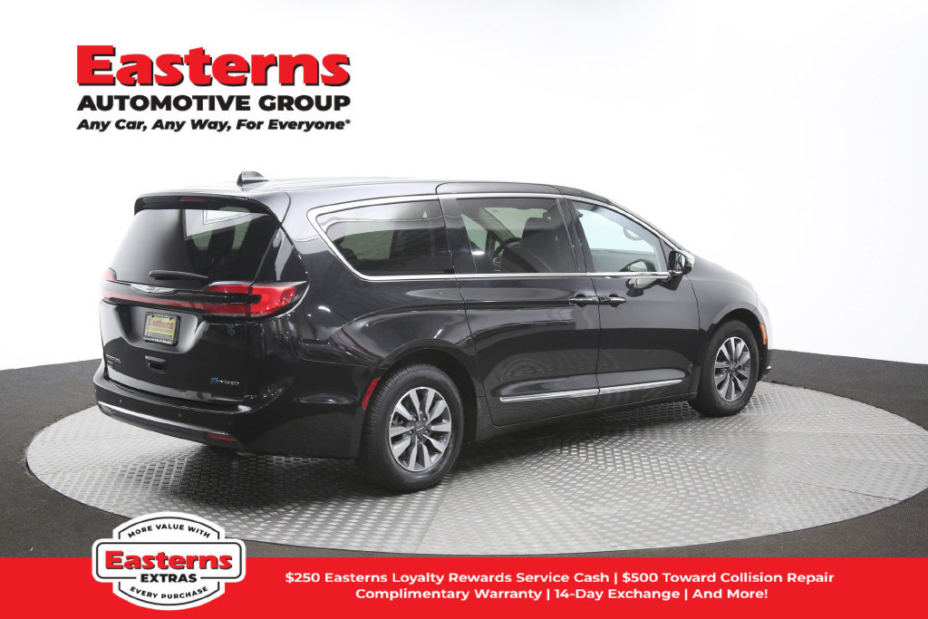 Used 2023 Chrysler Pacifica Limited FWD image 46