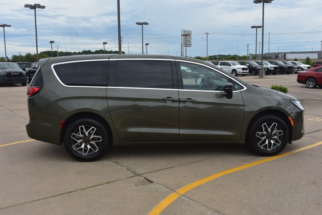 New 2027 Chrysler Pacifica Limited AWD/4WD image 4