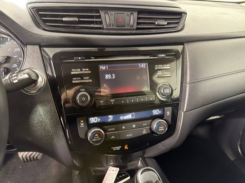 Used 2017 Nissan Rogue SV image 15