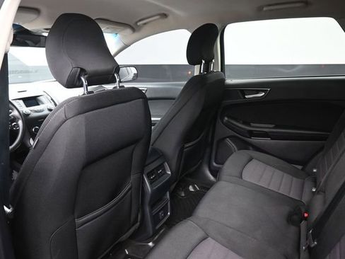 Used 2019 Ford Edge SE image 2