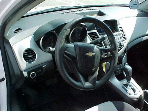 Used 2013 Chevrolet Cruze LS image 20