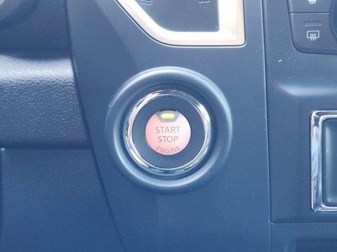 Used 2018 Nissan Titan SV w/ SV Convenience Package image 9