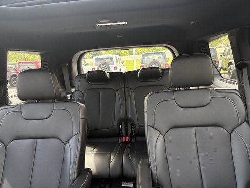 Used 2024 Jeep Grand Cherokee L Limited w/ Luxury Tech Group II AWD/4WD image 25