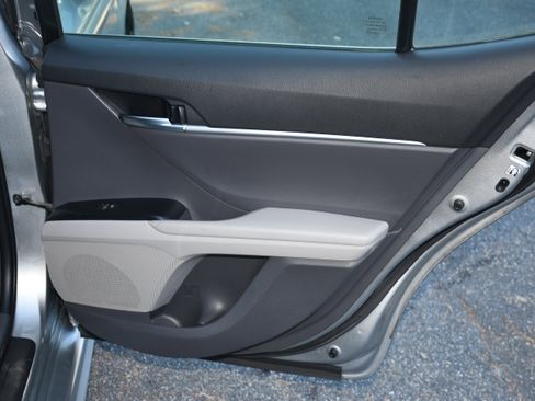 Used 2018 Toyota Camry SE image 18