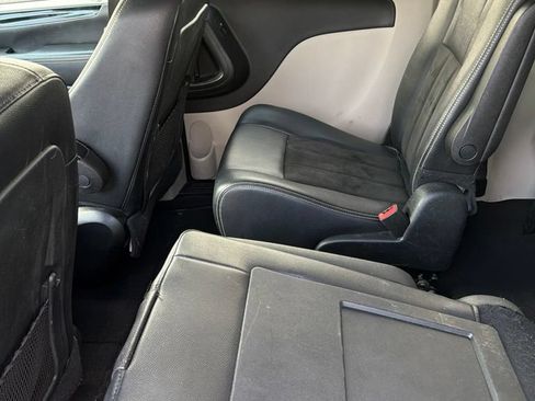 Used 2019 Dodge Grand Caravan SXT FWD image 12