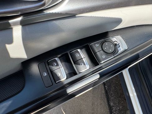 Used 2022 Kia Carnival LX image 11