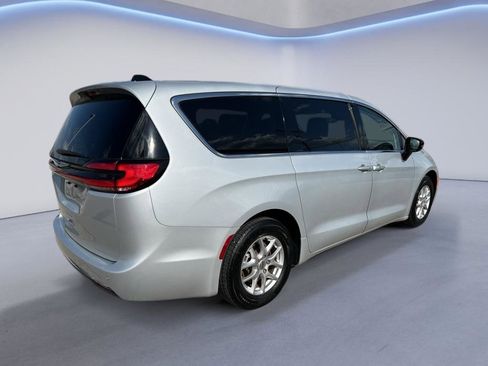 Used 2024 Chrysler Pacifica Touring-L image 10