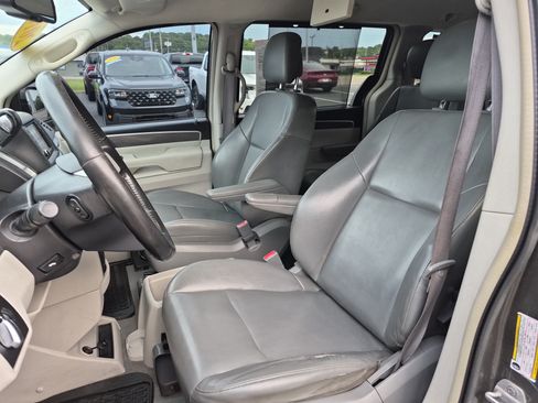 Used 2010 Volkswagen Routan SE FWD image 10
