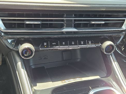 Used 2025 Chevrolet Traverse LT FWD image 30