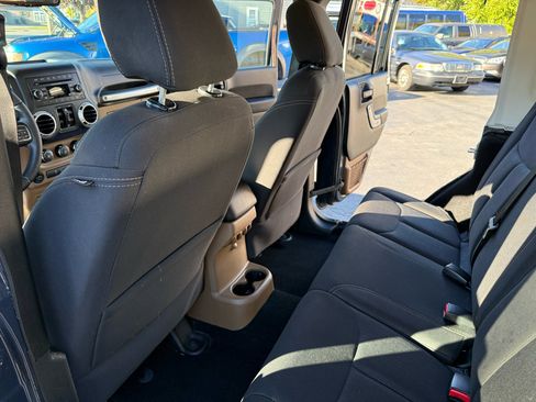 Used 2018 Jeep Wrangler Unlimited Rubicon w/ Connectivity Group image 37