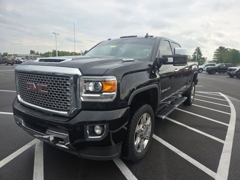 Used 2017 GMC Sierra 2500 Denali w/ Duramax Plus Package AWD/4WD image 2