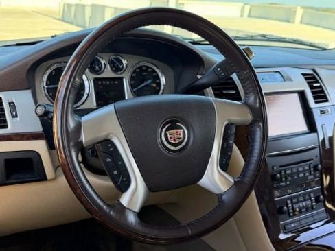 Used 2012 Cadillac Escalade Luxury image 32
