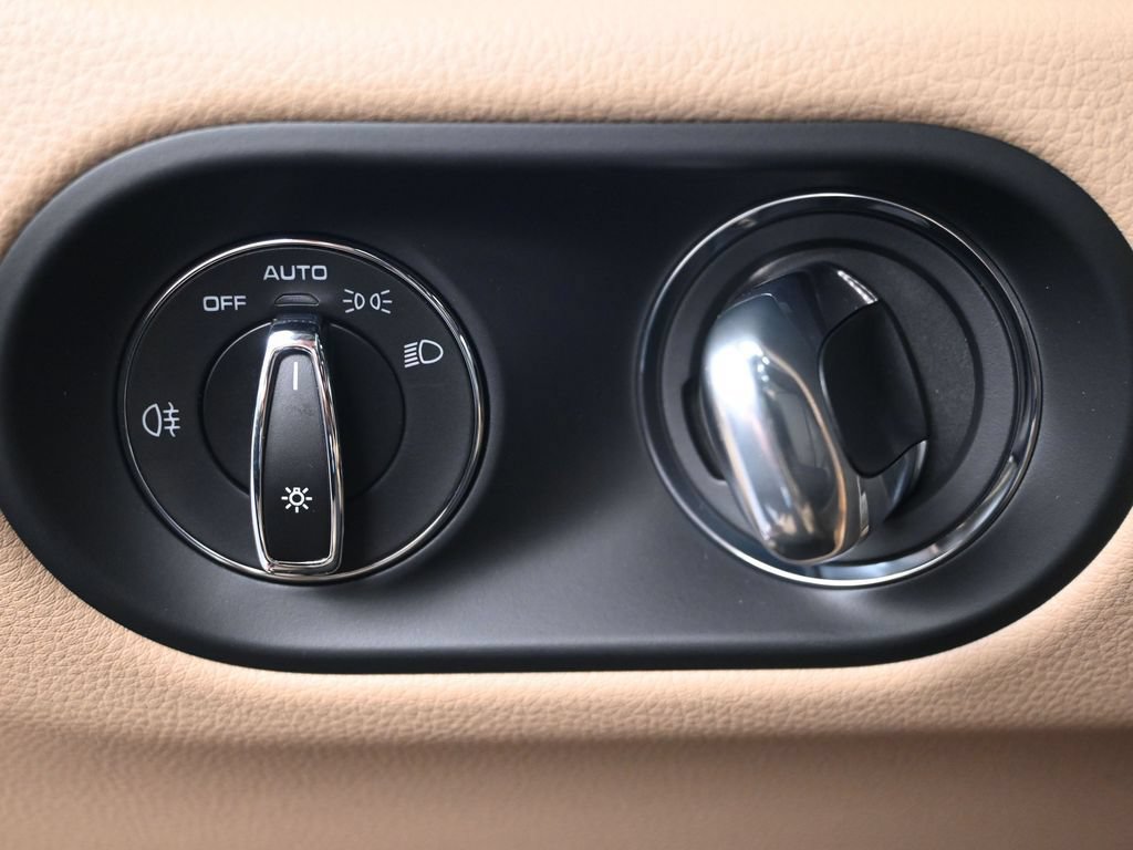 Certified 2026 Porsche Macan AWD/4WD image 24