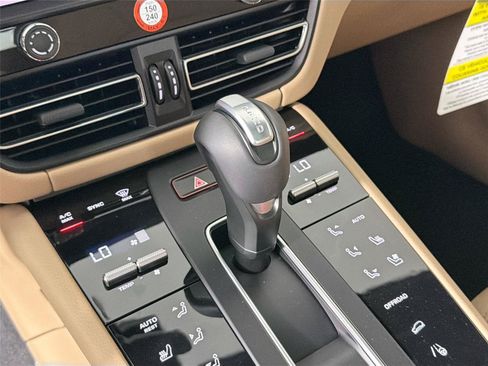 Certified 2026 Porsche Macan AWD/4WD image 34