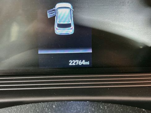 Used 2025 Hyundai Venue SEL FWD image 19