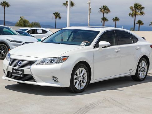 Used 2014 Lexus ES 300h w/ Luxury Package w/Bamboo Trim FWD image 3
