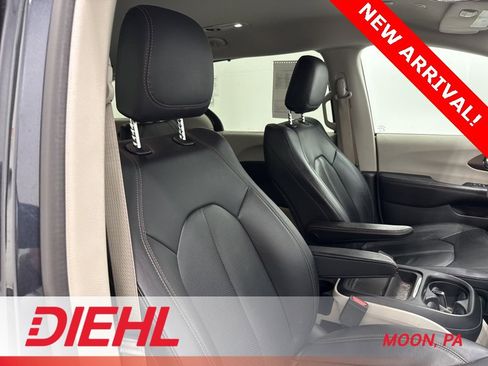Used 2019 Chrysler Pacifica Touring-L w/ Advanced Safetytec Group image 15