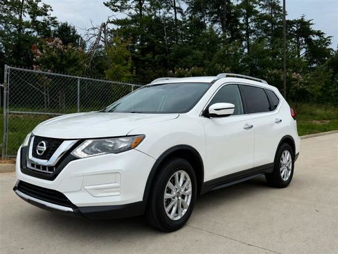 Used 2017 Nissan Rogue SV FWD image 1