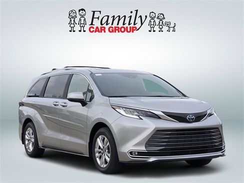 Used 2025 Toyota Sienna Limited image 2
