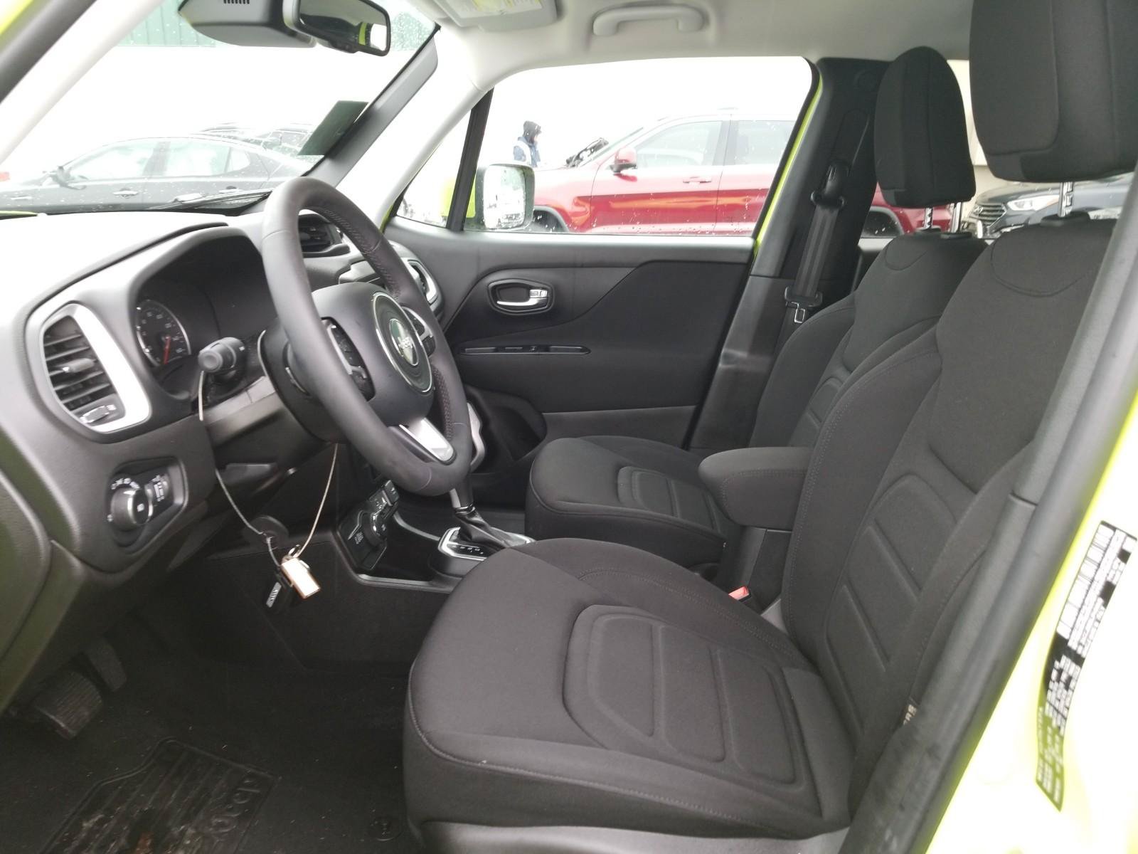 Used 2018 Jeep Renegade Latitude w/ Popular Equipment Group AWD/4WD image 3