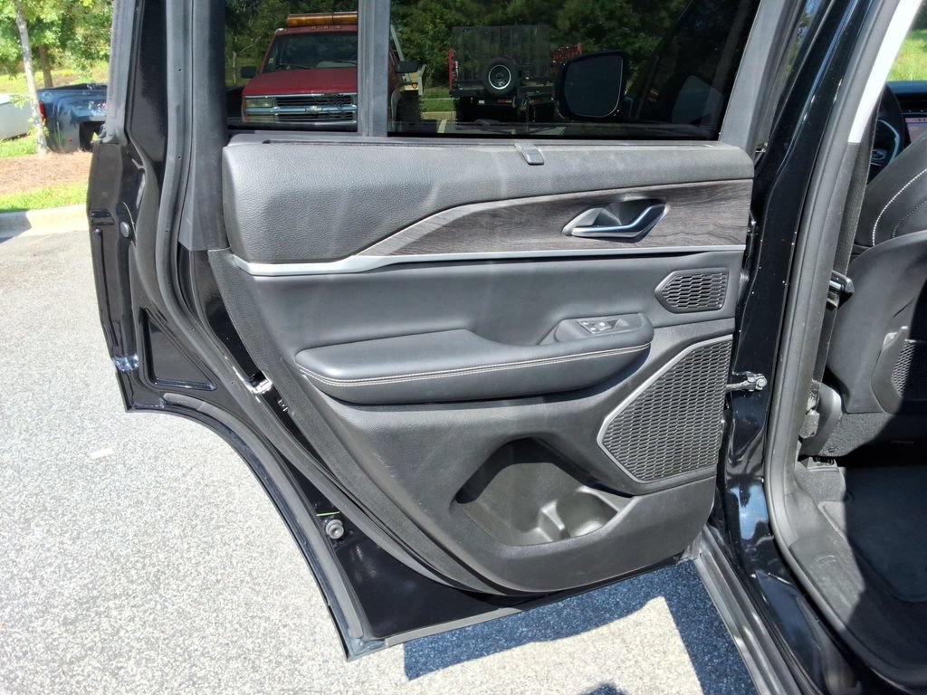 Used 2023 Jeep Grand Cherokee Limited w/ Luxury Tech Group II AWD/4WD image 17
