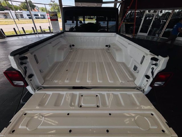 Used 2023 Jeep Gladiator Sport AWD/4WD image 11