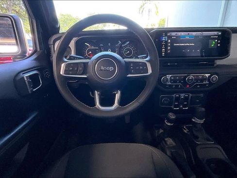Used 2025 Jeep Wrangler Unlimited Sahara AWD/4WD image 5
