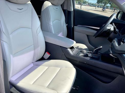 Used 2023 Cadillac XT4 Luxury w/ Cold Weather Package FWD image 12