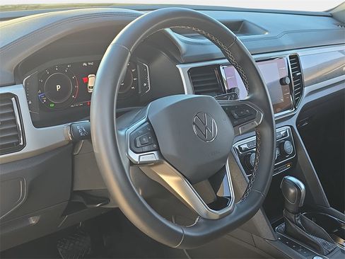 Used 2022 Volkswagen Atlas Cross Sport SE image 19