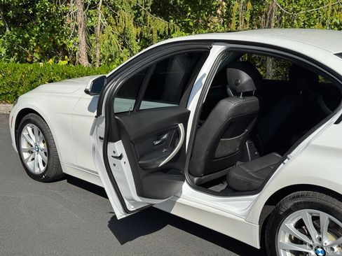 Used 2018 BMW 320i xDrive Sedan w/ Premium Package AWD/4WD image 13