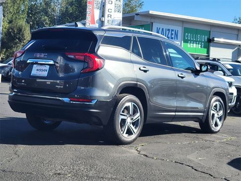 Used 2020 GMC Terrain SLT image 2